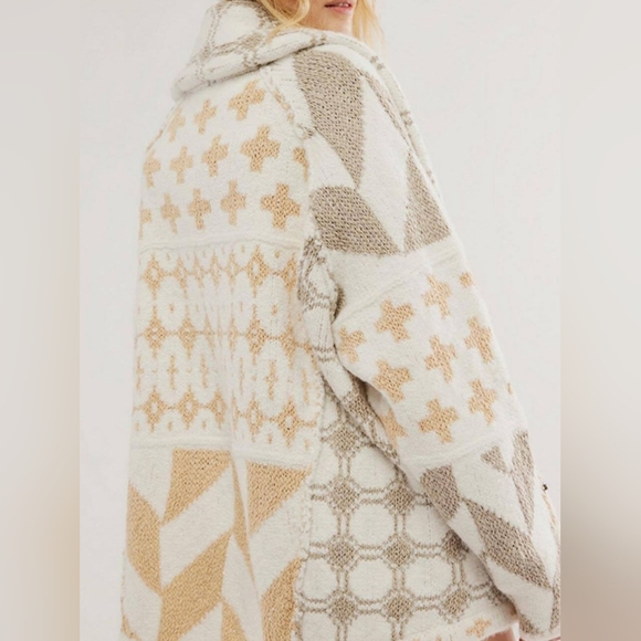 So Lovrie Sweaters - Cozy Geometric Patterned Sweater - Cream and Tan